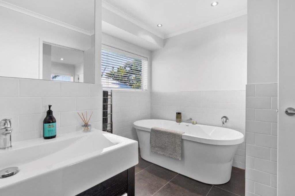 Stunning Tranquil Home With Green Space Views Mount Maunganui Esterno foto